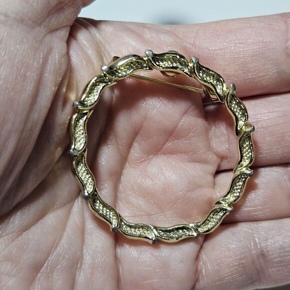 *Sale* Vintage Gold Tone Gerrys Leaf Circle Round Pin Brooch Textured Wreath - Picture 1 of 9